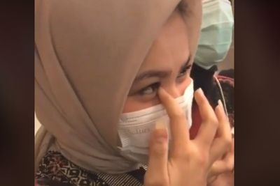 Datang ke Nikahan Mantan, Cewek Ini Mendadak Ambyar Gegara Tingkah Pengantin Wanita