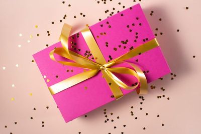 6 Ide Kado Terbaik untuk Pacar Pria, Keren dan Bermanfaat
