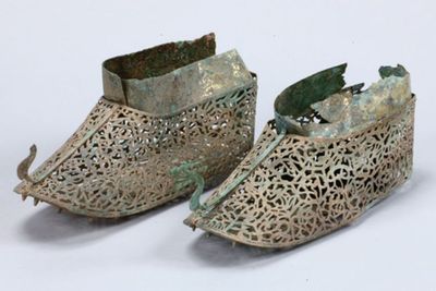 Penemuan Sepatu Tertua Berbalut Emas Berusia 1500 Tahun di Korea Selatan