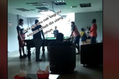 Niat Beri Kejutan Ultah Suami, Wanita Ini Habis Dicaci Maki di Depan Umum, Nyesek