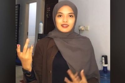 Viral, Cewek Main Tiktok Jelang Magrib, Tiba-tiba Muncul Penampakan Sosok Hitam