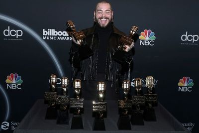 FOTO: Post Malone Sabet 9 Billboard Music Awards 2020
