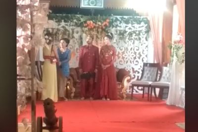 Wanita Nangis saat Hadiri Nikahan Mantan, Pengantin Pria Malah Kejar Mantannya