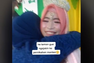 Terharu, Hadir di Penikahan Mantan, Wanita Ini Peluk Erat Pengantin Wanitanya