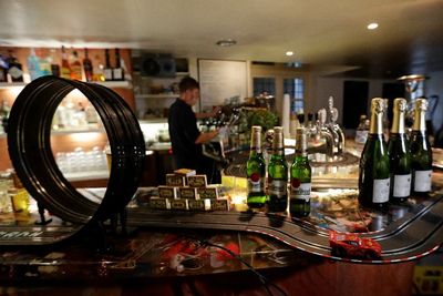 Menarik! Bartender di Ceko Ini Modifikasi Area Bar Jadi Lintasan Mobil Listrik