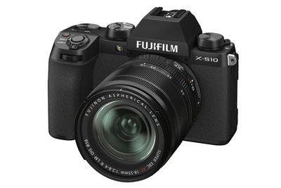 Fujifilm Luncurkan Kamera X-S10 dengan In-Body Stabilization