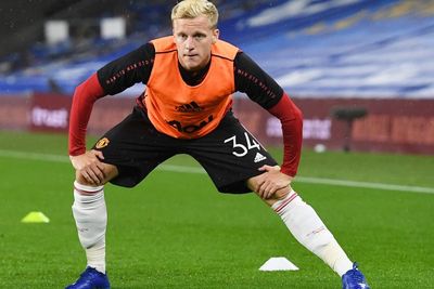 Sedang Coba Seimbangkan Tim, Solskjaer Janji Van de Beek akan Dapat Waktu Bermain