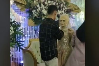 Datang ke Nikahan Mantan, Cowok Ini Nampak Tegar, Reaksi Pengantin Wanita di Luar Dugaan
