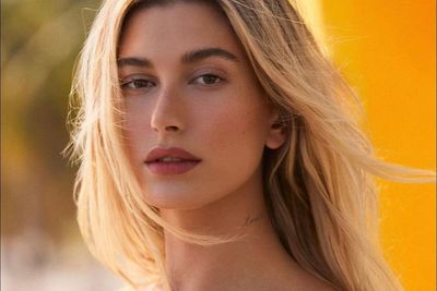 Hailey Bieber Kenakan Rambut Panjang Bergelombang dan Kuku Hijau untuk Saturday Night Live