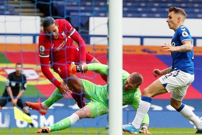 Legenda Liverpool Kecam Pelanggaran Pickford pada Van Dijk: Itu Bukan Tekel Tapi Serangan!