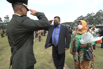 Viral Ayah Beri Hormat pada Anaknya yang Berpangkat Lebih Tinggi, Anakku Komandanku