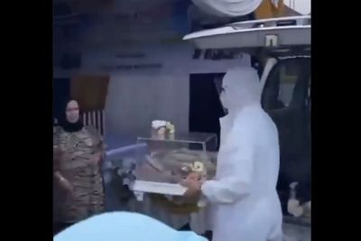 Viral Ambulans Dipakai Prosesi Lamaran, Petugas Pakai APD Bawa Seserahan, Dihujat Netizen