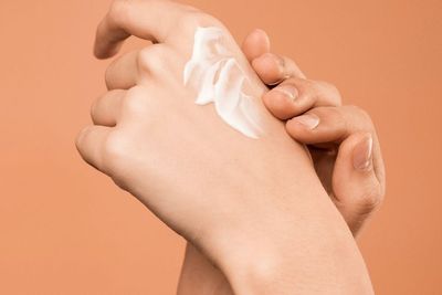 3 Rekomendasi Krim Tangan untuk Mengatasi Kulit Tangan Kering