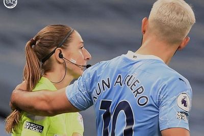 Aguero Dikritik karena Rangkul Asisten Wasit Wanita, Guardiola Beri Pembelaan