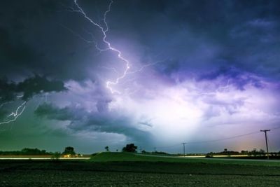 Catat! Ini Tips Berlindung saat Terjadi Angin Puting Beliung
