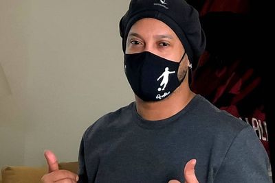Hasil Tes Tunjukkan Ronaldinho Positif Terinfeksi Virus Corona