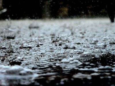 Amankah Minum Air Hujan? Ini Fakta dan Risiko Kesehatannya