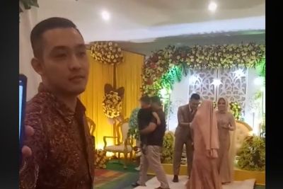 Cowok Datang ke Nikahan Mantan, Reaksi Pengantin Wanita saat Bersalaman Jadi Sorotan