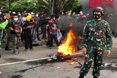 TNI Turun Tangan, Massa yang Sempat Lempari Petugas di Patung Kuda Dibubarkan