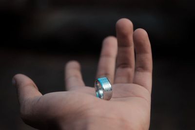 Tak Bisa Pakai Emas? Ini Bahan Ideal Cincin Nikah untuk Pria