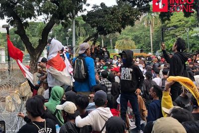 Terjadi Aksi Pelemparan Massa ke Arah Polisi saat Demo Jakarta Sore Ini