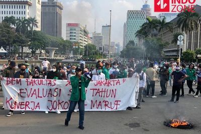 Demo Omnibus Law di Jakarta, Massa Lakukan Orasi hingga Bakar Ban
