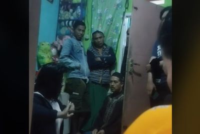 Merinding, Cewek Kesurupan Menari-nari dengan Gemulai, Jadi Tontonan Warga