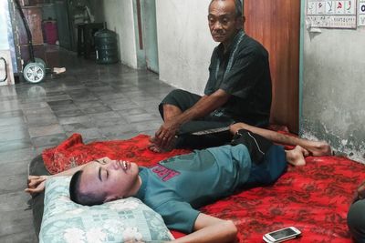 Kisah Pilu Tukang Bakso yang Urus Anak Penyandang Disabilitas dan Istri Sakit Kanker