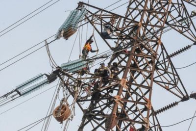 Hujan Deras Disertai Petir, 4 Sutet PLN di Jakarta Alami Gangguan 