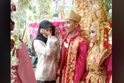 Cewek Nangis saat Hadiri Pernikahan Mantan, Netizen Salfok ke Tangan Kanan Pengantin Pria