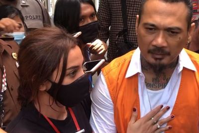 Lihat Jerinx Marah Usai Dituntut 3 Tahun Penjara, Nora Alexandra Elus Dada