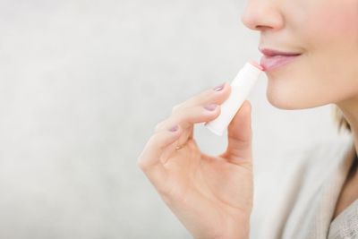 3 Rekomendasi Pelembap Bibir Untuk Membuat Bibir Tetap Terhidrasi