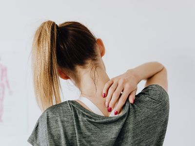 5 Kebiasaan Sepele yang Diam-diam Sering Bikin Wanita Alami Nyeri Punggung