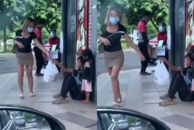 Dapat Ayam Goreng Gratis, Reaksi Bocah Jalanan Ini Bikin Terharu