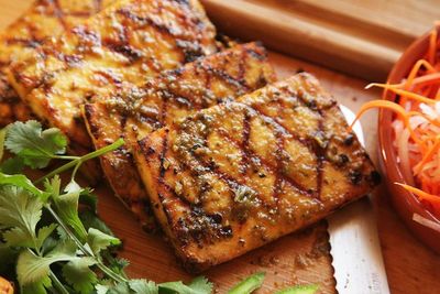 Gak Bisa Makan Daging Merah? Coba Resep Steak Tahu Panggang