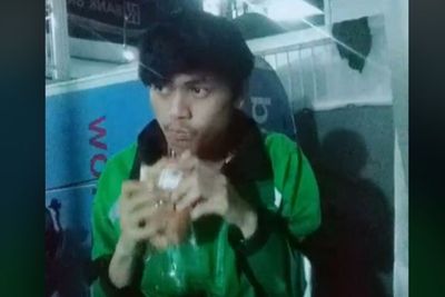 Viral Driver Ojol Makan Roti karena Tak Ada Uang, Percakapan dengan Ayahnya Bikin Sedih