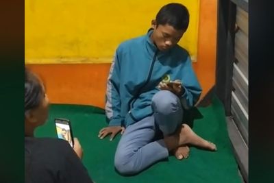 Gegara Kostum Horor Biarawati, Cowok Ini Dilabrak Emak-emak, Diam Tak Berkutik