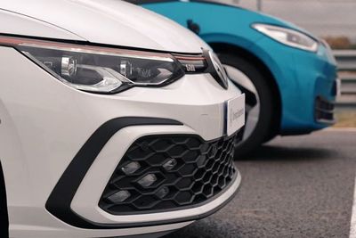 Melihat Drag Race Antara Mobil Volkswagen ID.3 dan VW Golf GTI!