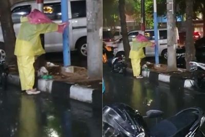 Salut! Gadis Ini Rela Hujan-hujanan Demi Payungi Kucing yang Sedang Makan