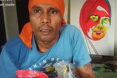 Pria Ini Bikin Lukisan dari Sampah Plastik, Hasilnya Sangat Mengagumkan!