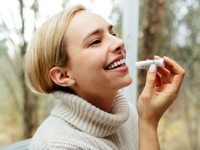3 Rekomendasi Lip Balm Terbaik untuk Atasi Bibir Kering