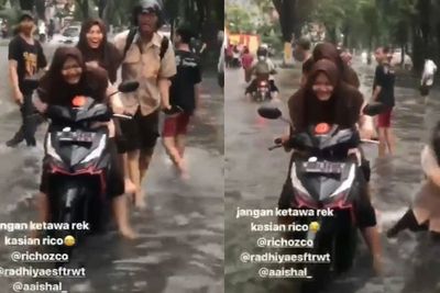 Detik-detik Seorang Remaja Terjatuh saat Bantu Motor Temannya yang Mogok di Tengah Banjir