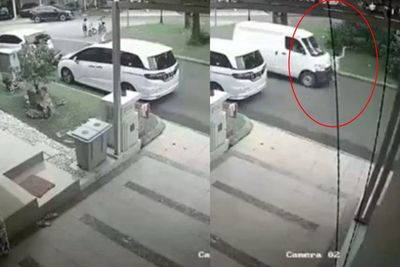Tragis! Viral Video Detik-detik Mobil Melaju Kencang Tabrak Bocah Hingga Terpental