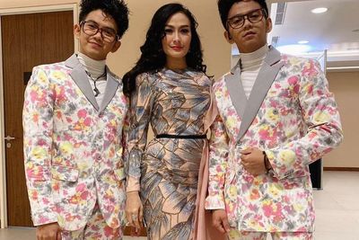 Pakai Setelan Jas Warna-warni, Fashion Rizky DA dan Kembarannya Dikritik Netizen
