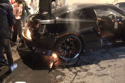 Ketika Mobil Nissan GT-R Mengeluarkan Api dan Terbakar di London Car Meet!