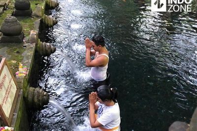 Panduan Melukat di Bali: Ritual Suci Penyucian Pikiran yang Sedang Mendunia