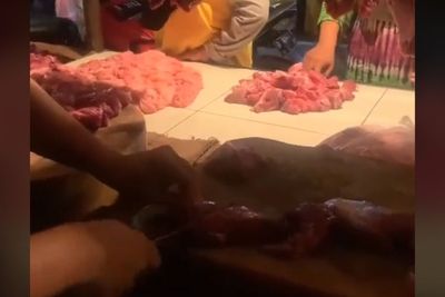 Viral Emak-emak Olesi Tangan dengan Darah Daging Sapi, Diduga Jalani Praktik Guna-guna
