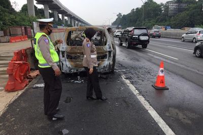 Mobil Alphard Hangus Terbakar di Tol Jagorawi, Apa Penyebabnya?