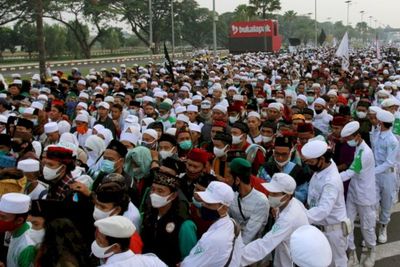 Jalan Tol Arah Bandara Soetta Padat, Massa Penjemput Habib Rizieq Shihab Rela Jalan Kaki