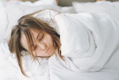 Jam Tidur Ideal Berdasarkan Usia: Kenapa Tidur Cukup Itu Nggak Bisa Ditawar